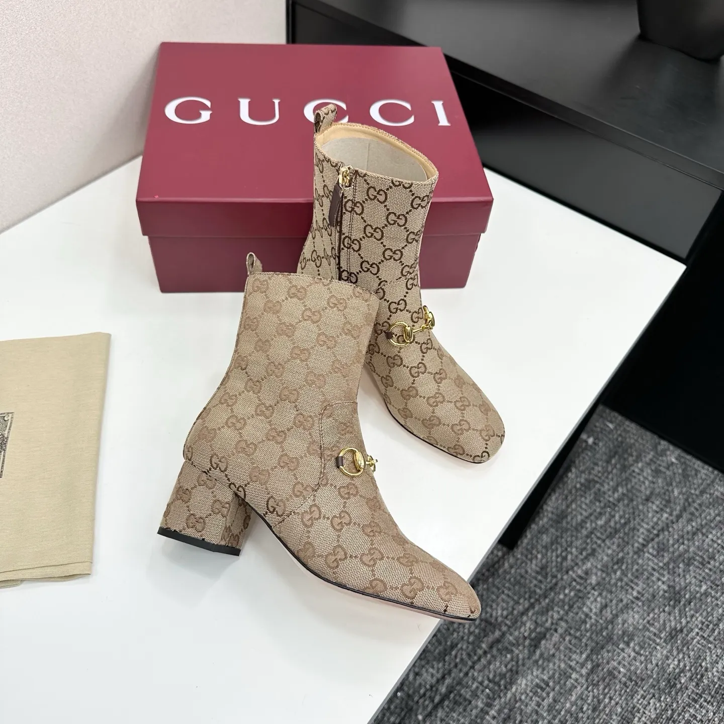 👟👟Ex-factory price 740👟👟 Gucci Gucci 2025G new autumn and winter classic horsebit thick heel short boots. The main series is finally available, and the products are worth looking forward to! Original classics create new designs ✨ Purchasing agent level! Full of high-end feel! A favorite among bloggers at home and abroad, it is retro and fashionable, easy to wear and looks great on your feet! Mainly recommended by the official website, new colors are constantly updated 🆕 ▪️Upper: original calfskin/cloth ▪️Inner lining: imported sheepskin ▪️Outsole: Italian leather outsole ▪️Heel height: 3.5cm ▪️Shoe size: 35-39 (40.41.42 can be customized)
